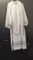 alba cosida a mano, con vainica, cosida a mano, hecha a mano, a medida, personalizada, blanca, conjunto, amito, cíngulo, estilo Vaticano, alba del Vaticano, elegante, decorativa, festiva.jpeg