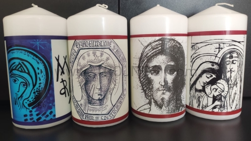 swieca z ikona na jasnym tle madonna czestochowska. wizerunek chrystusa, sw. rodzina z nazaretu, ana z faros - niebieska madonna.jpeg