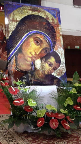 Duża ikona Madonna Drogi Neokatechumenalnej podczas przywitania nowego arcybiskupa, ikona do sali, kościoła, wspólnoty, na procesję.jpeg