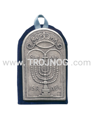 srebrna płytka ze slowami shema menorah oraz korona na niebieskim aksamicie z uchem do powieszenia na sciane.png