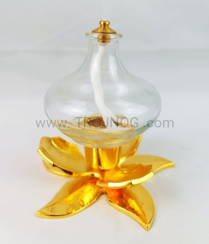 ampułka oliwna na ołtarz stół na zdobionej pozłacanej podstawie kwiat.jpg