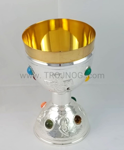 kielich przewodniczącego, duży, posrebrzany, złocony w środku, z kamieniami, tłoczonymi symbolami, ręczne tłoczenie, symbol Baranek Paschalny, Shema, ewangeliści w podstawie.jpg