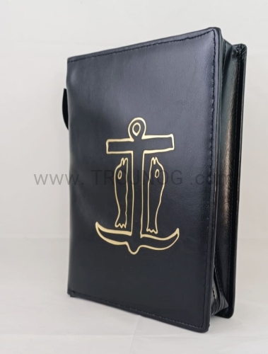 okładka skorzana, z zamkiem, na biblie tysiaclecia, z pozłacanym symbolem ryby.jpg