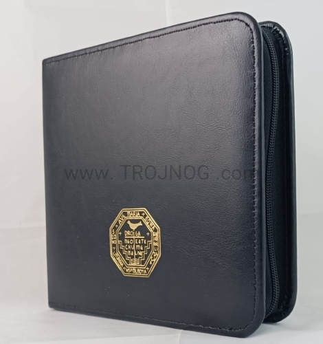 okładka na mały śpiewnik, turystyczny, elegancki, czarny, z tłoczenie, pozłacane, pokrowiec, etui, futerał z kieszonka, logo.jpeg