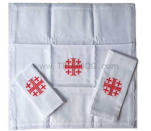 komplet bielizny kielichowej, zestaw liturgiczny, haft, wzor Krzyz Jerozolimski, czerwony, korporał, puryfikaterz, ręczniczek, caporale, purificatoi, Croce Gerusalemme.jpg