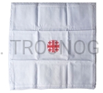 Korporał z bawełny - 40 cm, haft czerwony Krzyż Jerozolimski, delikatna koronka
