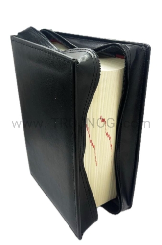 etui na,  La BIBBIA scrutate le scritture, włoskie wydanie, telata rossa, studio, twarda okładka, futerał, opakowanie ochronne, czarna, skóra, zamykana na zamek, elegancka.jpg