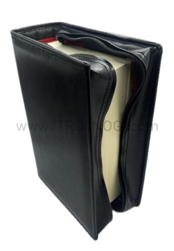 etui na, biblie jerozolimska, włoskie wydanie, telata rossa, studio, twarda okładka, futerał, opakowanie ochronne, czarna, skóra, zamykana na zamek, elegancka.jpg
