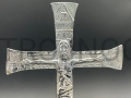 Croix de table, pour prière, argentée, 14 cm, pour laudes, sculptée, symboles sur le devant, Marie au dos de la croix, base décorative, finie à la main, laquée, brillante.jpeg