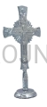 Cruz de mesa, para oración, plateada, 20 cm, para laudes, símbolos en el frente, María bajo la Cruz, María al pie de la Cruz, base recta, acabada a mano, lacada, alto brillo.jpg