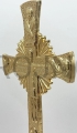 cruz sobre la mesa, sobre laudes, gloriosa, Jesús rodeado de rayos de gloria, María bajo la cruz, símbolos de los evangelistas alrededor de Cristo, acabado a mano, barnizado, 20 cm de alto, cruz dorada, ligera, de aluminio , de pie.jpg
