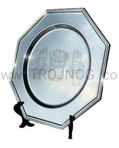 Patena eucharystyczna, ośmioboczna, posrebrzana z grawerem "Chleb i Ryby"