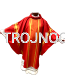 Ornat czerwony ze złotymi nićmi - podobny do watykańskiego, stuła w komplecie