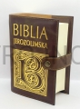 okładka skórzana, ze skóry, na Biblie Jerozolimska, brązowy kolor, nowy, mniejszy format, najnowsza, mała, Biblia, złoty grawer, estetyczna, elegancka, ozdobne szycie, prezent dla duchownego.jpg