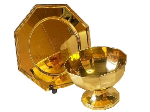 zestaw, komplet, zloty kielich, zlota patena, eucharystia, celebracja uroczysta.jpeg