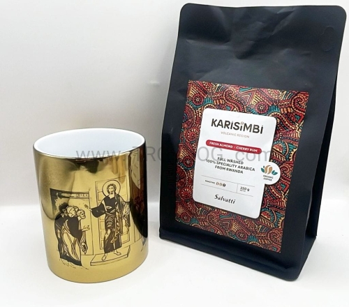 zestaw kubek skromny ale zloty z kawa o aromacie migdalow i rumu wisniowego.jpg