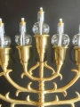 dekorativer Leuchter, 9-armig, 39 cm hoch, aus Messing, Messing poliert, reich verziert, mit Malen versehen, für Ampullen, für Kerzen, für den Altar, für feierliche Feier, Messe, Eucharistie.jpg