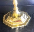 decoratieve kandelaar, 9 armen, 39 cm hoog, van messing, gepolijst messing, rijkelijk versierd, afgewerkt met tijden, voor ampullen, voor kaarsen, voor het altaar, voor plechtige viering, mis, eucharistie.jpg