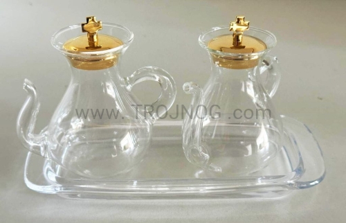 szklane ampulki do wody i wina, z dziubkiem, na szklanej tacy, pozlacany krzyż, zamkniecie, lavabo.jpg