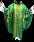Ornat zielony ze złotymi nićmi - podobny do watykańskiego, stuła w komplecie