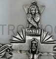 Cruz de parede, feita de latão prateado envelhecido, com símbolos dos evangelistas, cruz gloriosa, com raios de glória, raios que emanam da cruz, tetramorfismo, prata envelhecida, contornada, latão prateado
