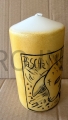 Kerze mit handgezeichnetem Osterlamm-Motiv, Inschrift „Pascha“, 15 cm hoch, 8 cm breit, vergoldeter Hintergrund, handgefertigt, leichte Beschädigung an einer Ecke, vom Hersteller.