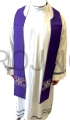 stuła kapłańska, kolor fioletowy, na liturgie pokutną, do spowiedzi, na okres Adwentu, na okres Wielkiego postu, stuła fioletowa, jednokolorowa, wzór prosty, prosta stuła, wyhaftowany posrebrzany Krzyż, z białym kołnierzykiem