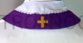 Priesterstola, purpurfarben, für Bußgottesdienste, zur Beichte, für den Advent und die Fastenzeit; einfarbig, schlichtes Muster, mit dem Jerusalemkreuz verziert, mit weißem Kragen
