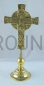 croce da tavolo, alta cm 26, in piedi, traditio, per preghiera, per lodi, in piedi, ottone, rifinita a mano, intagliata, lucidata, Cristo davanti circondato dalla gloria, Maria sul retro della croce, simboli alfa e omega, spirito Santo.JPG
