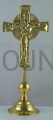 cruz de mesa, 26 cm de alto, de pie, traditio, para oración, para laudes, de pie, de latón, acabada a mano, tallada, pulida, Cristo delante, rodeado de gloria, María en el dorso de la cruz, símbolos alfa y omega, espíritu Santo.JPG